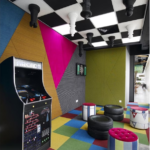 La sede di Google a Kuala Lumpur è un trionfo di integrazione tra interior e graphic design. Spazi dinamici e moderni si combinano con elementi grafici unici che riflettono la cultura e la vivace identità della città. Reception accoglienti con pannelli murali ispirati alla vibrante street art locale. Ambienti di lavoro luminosi, con grafiche accattivanti che raffigurano l'essenza multiculturale della città. Sale meeting arredate con tocco giocoso, richiamando i colori dei mercati locali. Il design interattivo e l'innovativa segnaletica rendono l'esperienza coinvolgente. L'interior design amplifica l'impatto del graphic design, creando uno spazio di lavoro ispirante e stimolante.