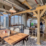 La sede di Google a Tel Aviv, progettata da Camenzind Evolution insieme a Yaron Tal e Setter Architects, esprime l'integrazione creativa tra graphic e interior design. Gli otto piani dell'edificio (Torre Electa) riflettono diversi aspetti di Israele attraverso scenografie uniche. La reception richiama il porto di Tel Aviv con pavimenti ondulati, mentre corridoi e spazi d'accoglienza evocano antiche strade acciottolate e paesaggi urbani. Dettagli rustici caratterizzano una sala da pranzo come un magazzino riconvertito, mentre piante rampicanti abbracciano un'altra sala. Ambienti di lavoro organizzati in open space mantengono l'attenzione focalizzata. Lo scivolo collega i piani, richiamando il design distintivo di Zurigo.