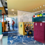 Il vecchio porto di Dublino è diventato una Silicon Valley con il campus di Google, Microsoft, Facebook e LinkedIn. Progettato da Camenzind Evolution e Henry J. Lyons Architects, il campus offre 14 piani e quattro edifici distinti, con un interior design unico per ogni piano. Materiali sostenibili, spazi personalizzati e aree per il benessere promuovono l'innovazione e la collaborazione. Con un mix creativo di graphic e interior design, il campus di Google a Dublino attira talenti globali con il suo ambiente coinvolgente e stimolante. Pasti gratuiti, trasporto e flessibilità oraria migliorano la qualità della vita dei dipendenti.